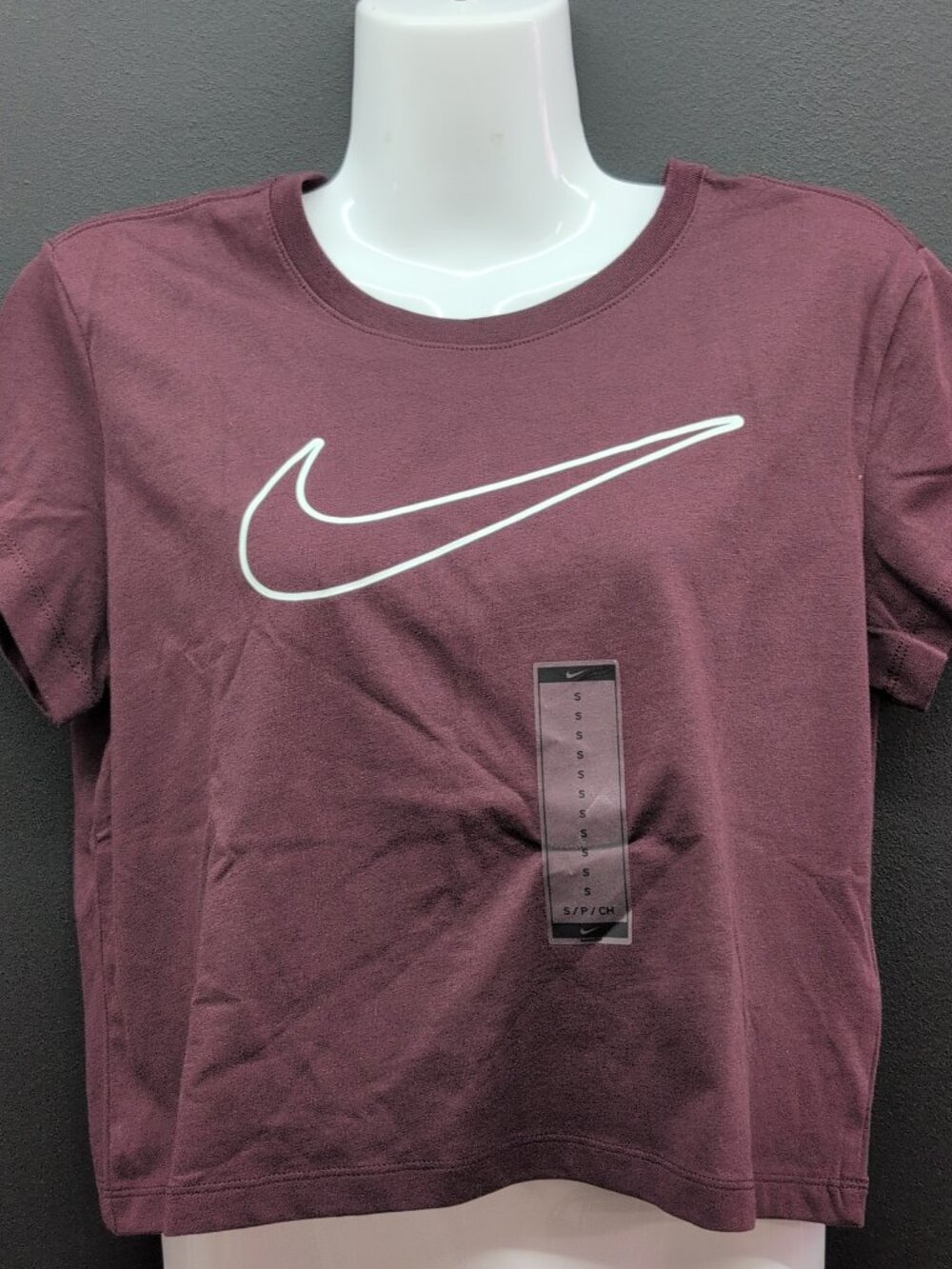 Nike Swoosh Logo Cropped Women’s Short Sleeve Tee Small Burgundy HV5002-652